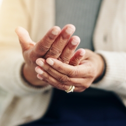 Person med gigt i fingrene, der bruger ioniseret vand som muligt supplement i Vester Skerninge